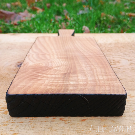 Petite planche à découper en bois massif - frêne brûlé