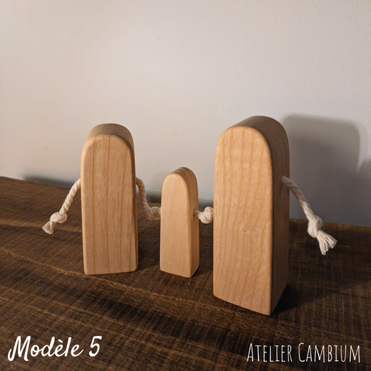 Petite famille de 3 - figurines en bois massif