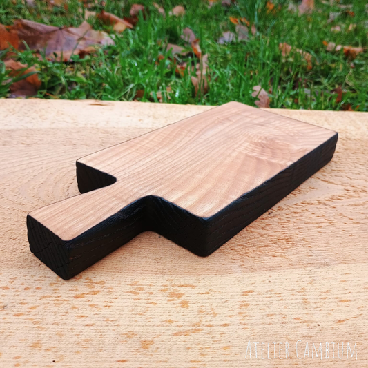 Petite planche à découper en bois massif - frêne brûlé