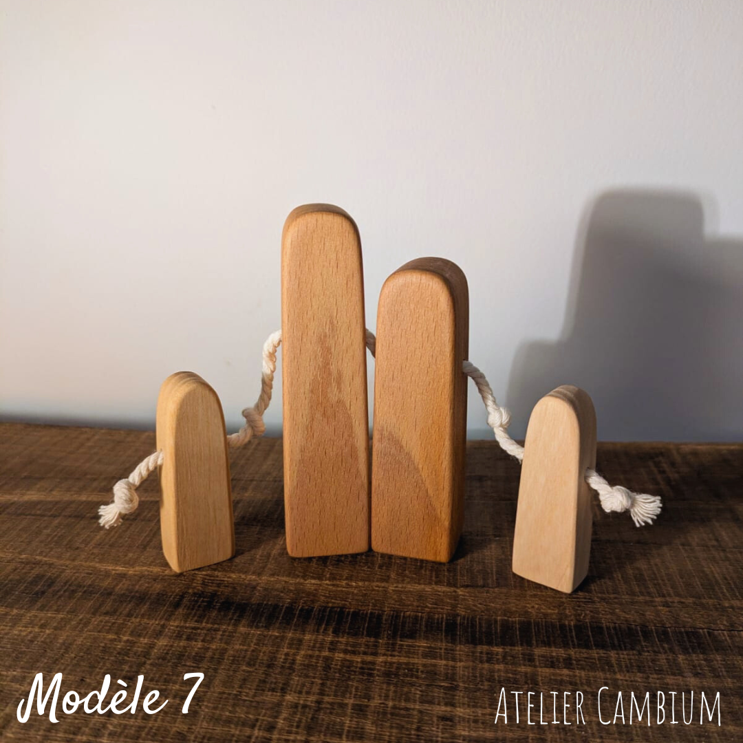 Petite famille de 4 - figurines en bois massif